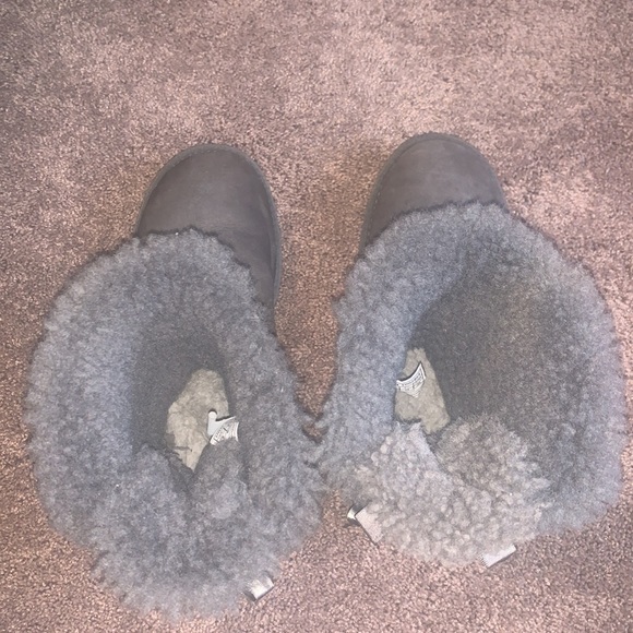 Gray UGG boots with bows, US women’s size 8 - Picture 4 of 5